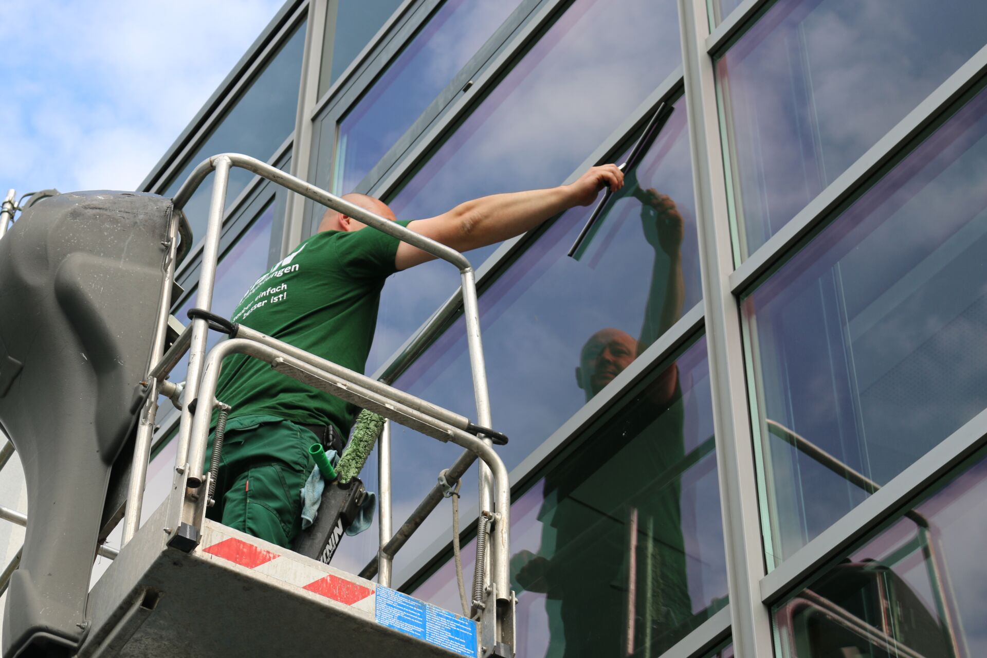 Gebäudereiniger für saubere Glasfassaden & Fenster
